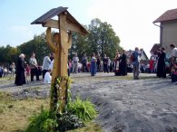 Poświęcenie kapliczki było znaczącym wydarzeniem dla wszystkich mieszkańców Radwanowic, fot.: archiwum Fundacji