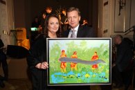 Anna Dymna i Roman Walasiński, Prezes Zarządu Swissmed Centrum Zdrowia, z kupionym obrazem z Galerii Sztuki Wojciecha Fibaka autorstwa Natalii Bażowskiej