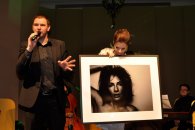 Tomasz Karolak i Anna Dereszowska sprzedają zdjęcie Ani wykonane przez Marka Straszewskiego specjalnie na tę galę