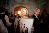 Anna Samusionek prezentuje zdjęcie znanych Ann podczas aukcji w hotelu Polonia Palace