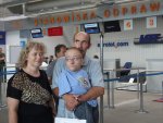 Piotrek, wraz z rodzicami, w porcie lotniczym