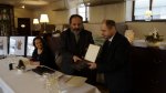 Ksiądz Tadeusz Isakowicz-Zaleski i Krzysztof Sieprawski prezentują Medal Świętego Brata Alberta. fot.: archiwum Fundacji
