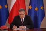 Prezydent Bronisław Komorowski podpisuje nową ustawę o zbiórkach publicznych, fot.: Ministerstwo Administracji i Cyfryzacji